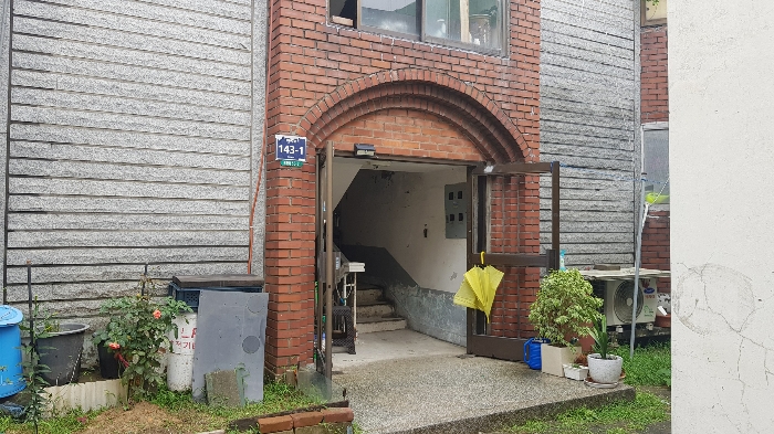 출입구(102호)