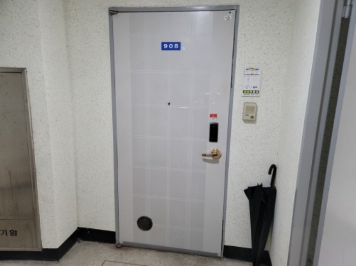 본건 출입문
