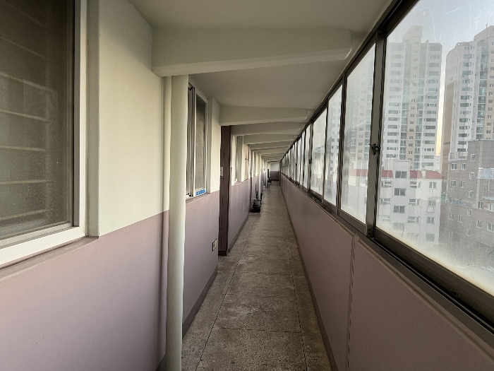 본건 전면부 복도 부분