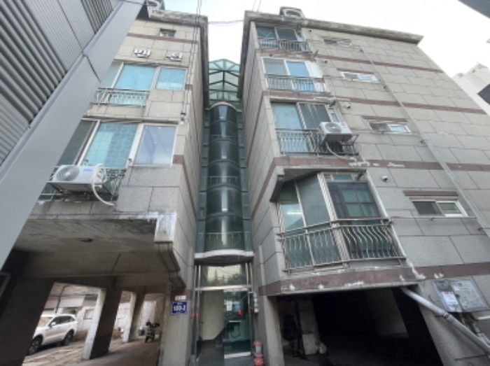 1동 건물의 전경