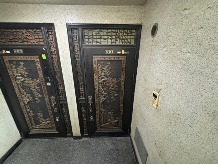 <본건 현관문>
