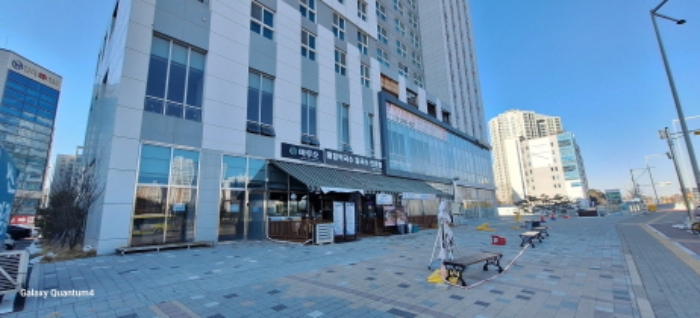 도로에 접한 본건 전경