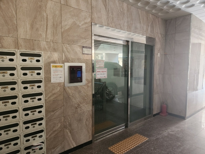 본건물출입구
