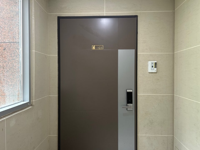 본건 출입문 사진