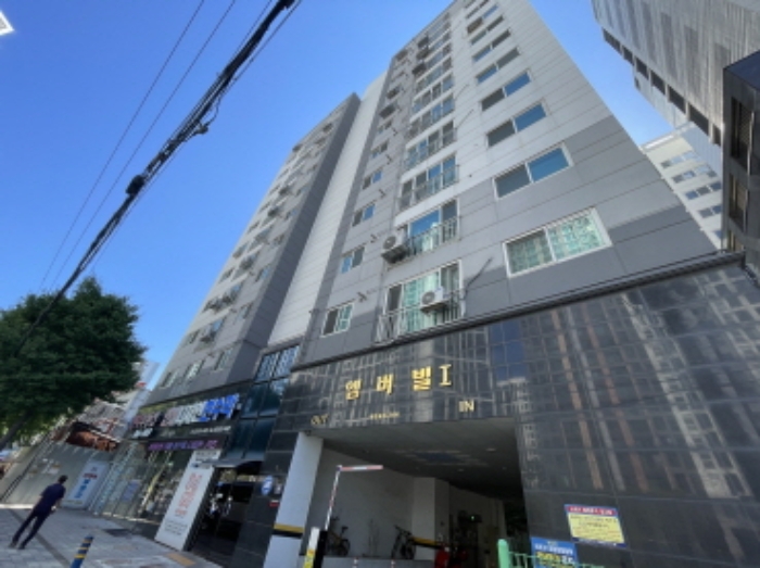 1동 건물의 전경