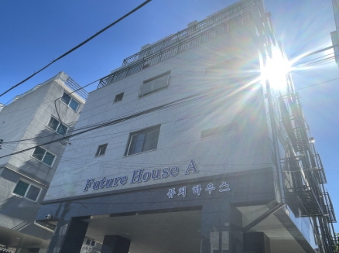 1동 건물의 전경