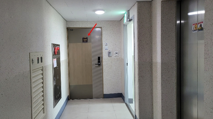 본건출입구