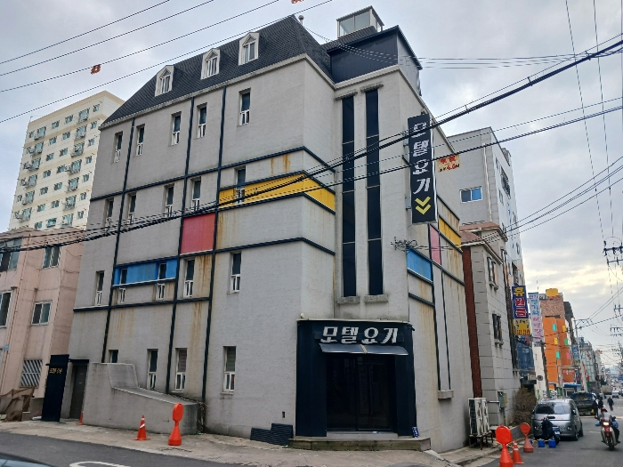 북서측에서 촬영한 본건