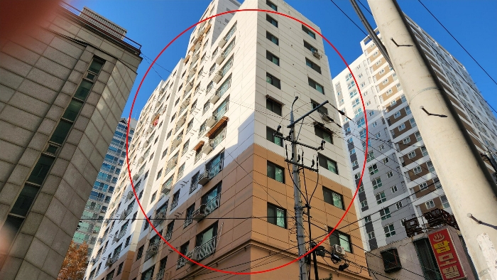본건이 속한 건물전경(본건 동측에서 촬영)