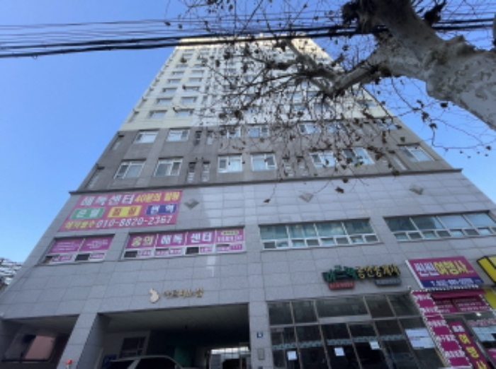 1동 건물의 전경
