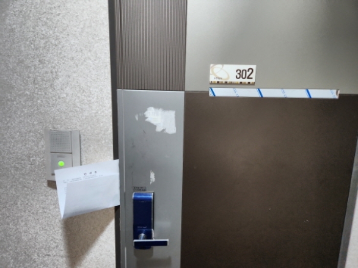 302호 출입구