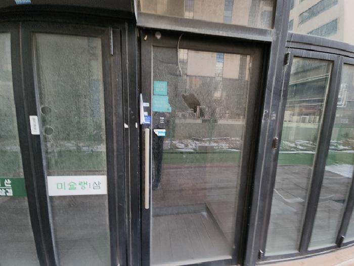 106호 출입문 및 안내장