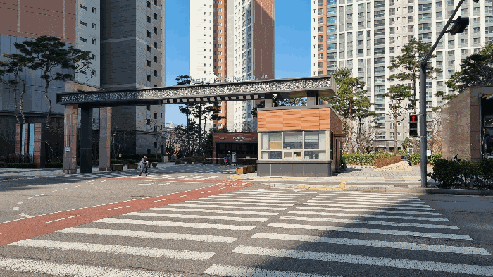 출입구 및 주차장입구