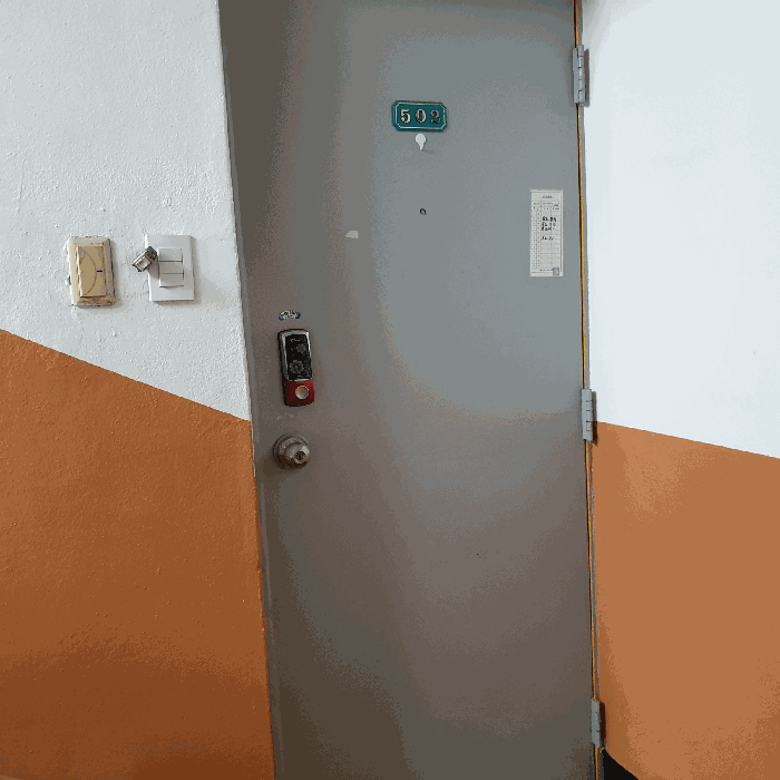본건 출입문