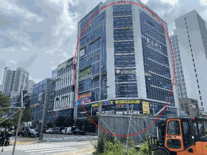 대상물건 소재 건물 (서측에서 촬영)