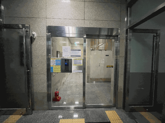 본건 공동 현관문
