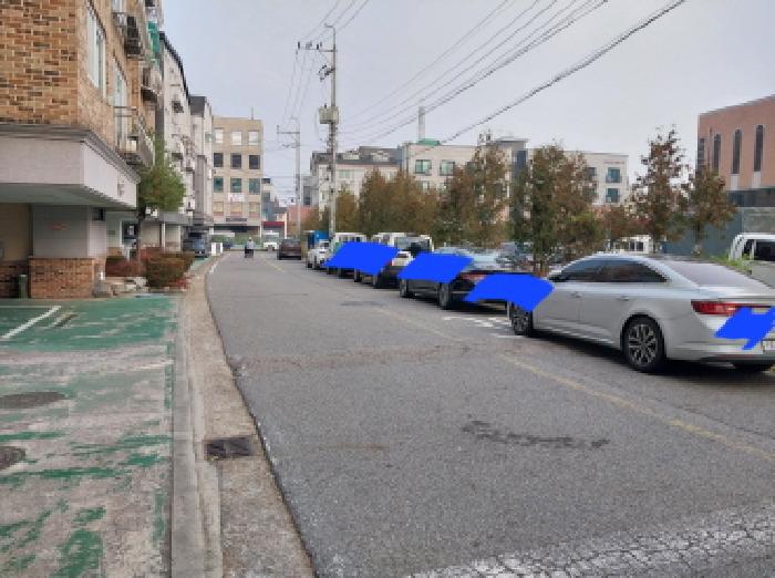 건물 앞 도로