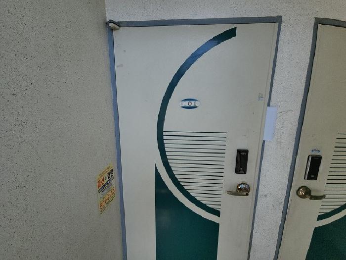 출입문 및 안내장