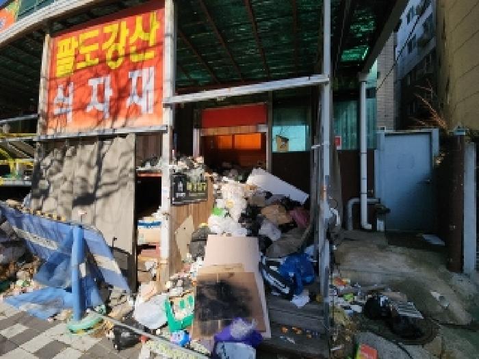 쓰레기로 폐쇄되어 있는 출입구