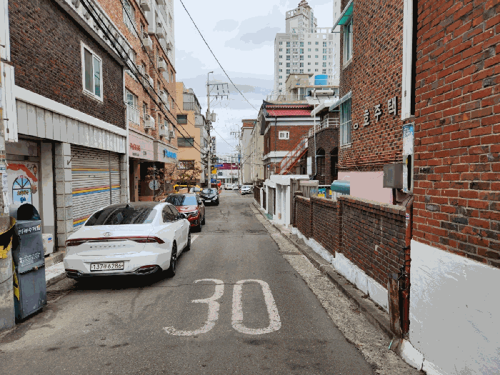 남동측 도로변 전경