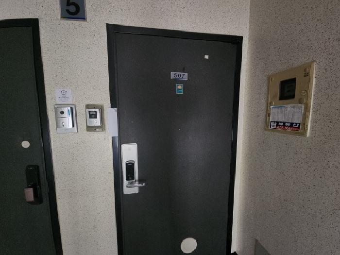 출입문 및 안내장