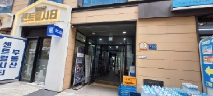 1동 건물 출입구