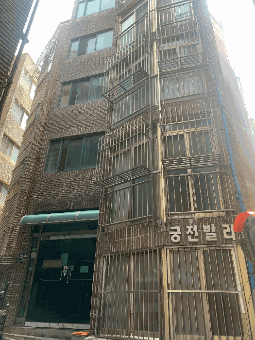 대상물건 소재 건물 전경