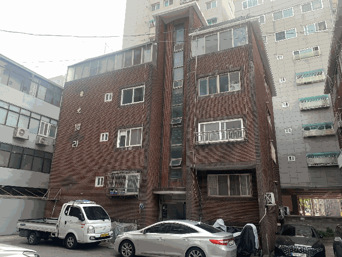 대상물건 소재 건물 전경