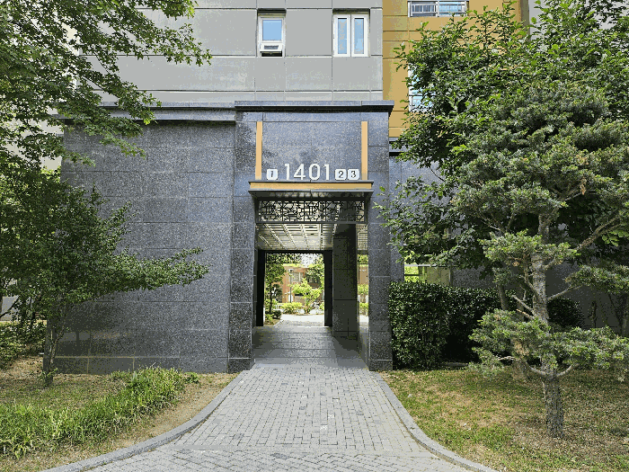본건이 속한 동 입구