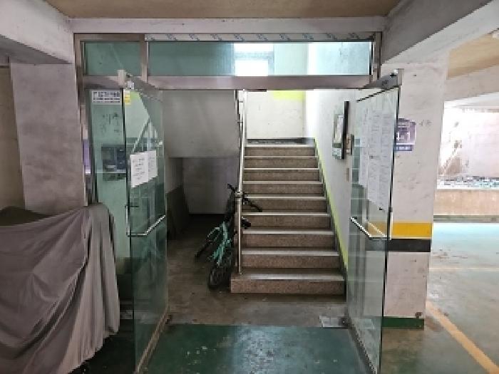 공동출입문