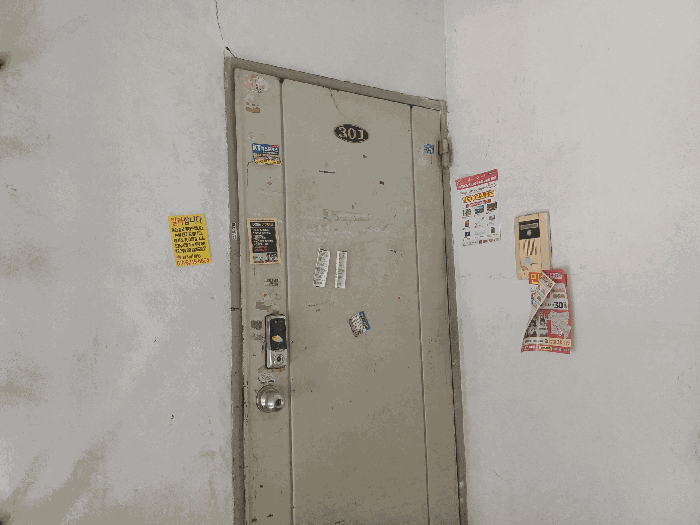본건 출입구