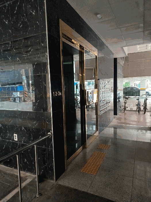본건 공동출입구 전경