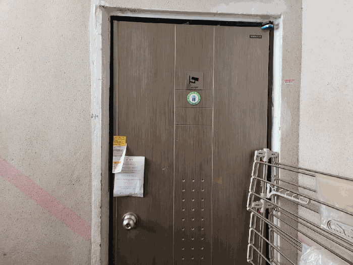 본건 출입구 사진