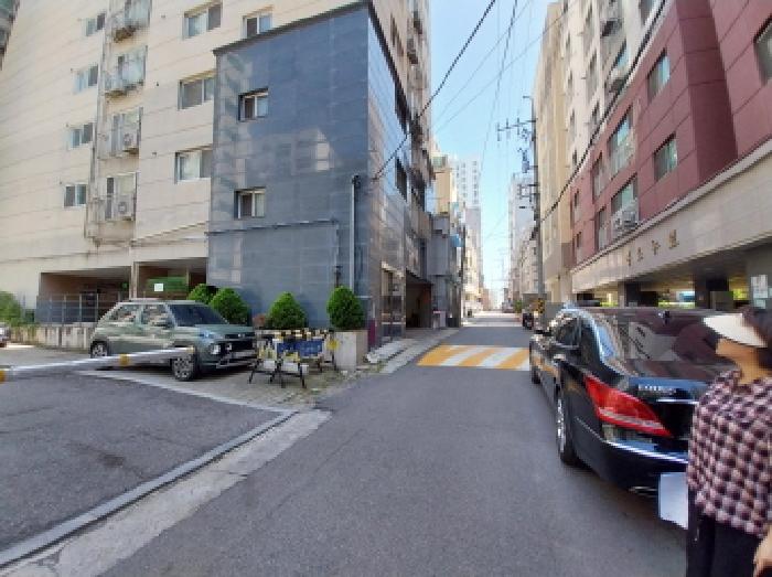 건물 앞 도로