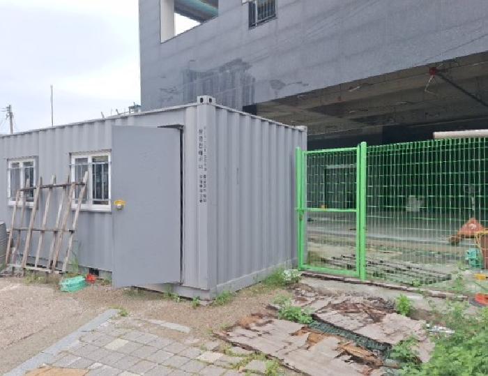 - 출입구 컨테이너 박스 있으며, 잠겨있음.
