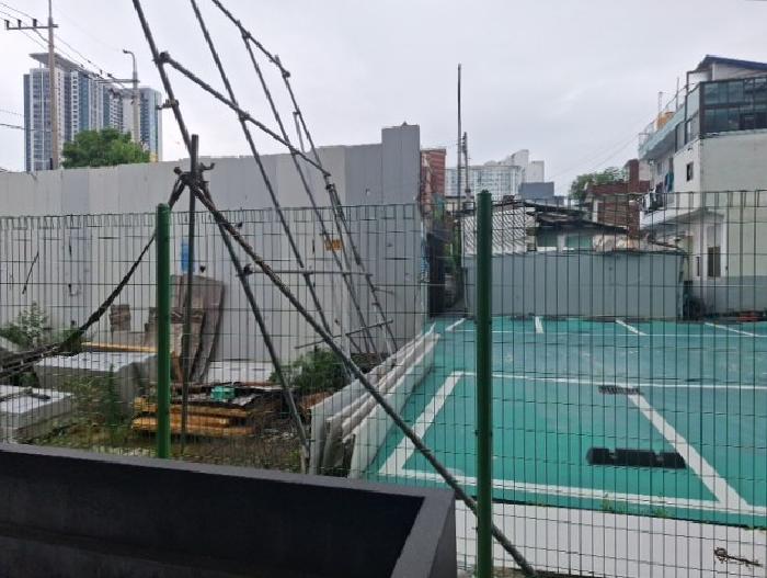 - 합판이 쌓여있는 부분의 좌측 합판처럼 길쪽하게 11-18번지(3번)로 추정됨