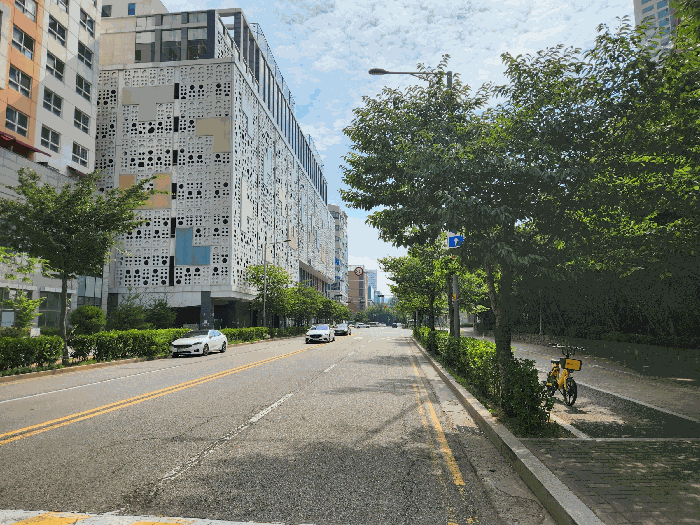 북측 도로변 전경