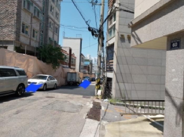 건물 앞 도로