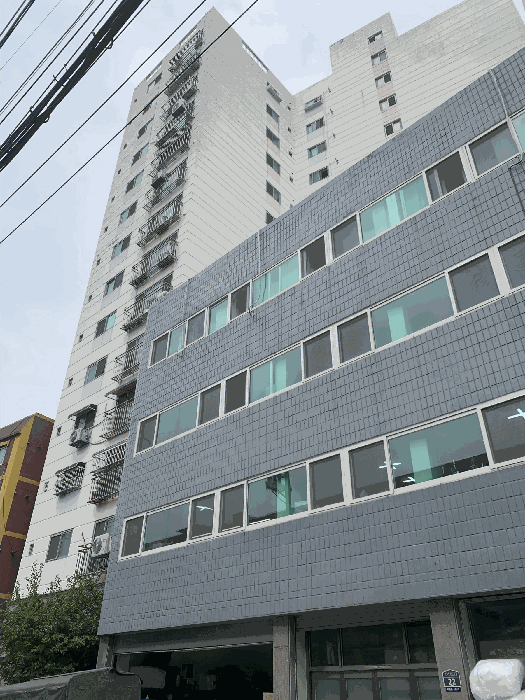 대상물건 소재 건물 전경