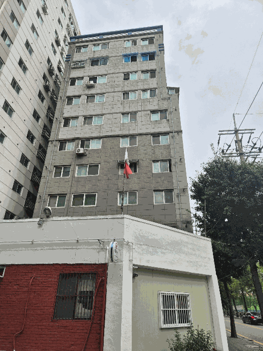 동측에서 본 전경(본건은 좌측 후면부에 있으나 안 보임)