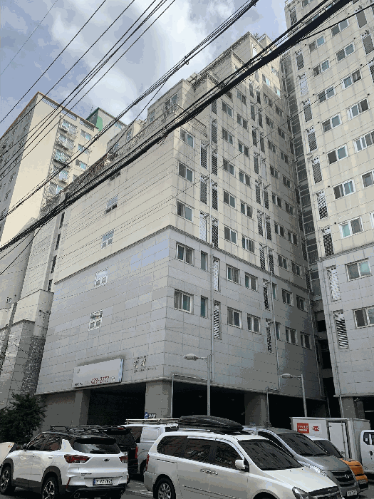 대상물건 소재 건물 전경