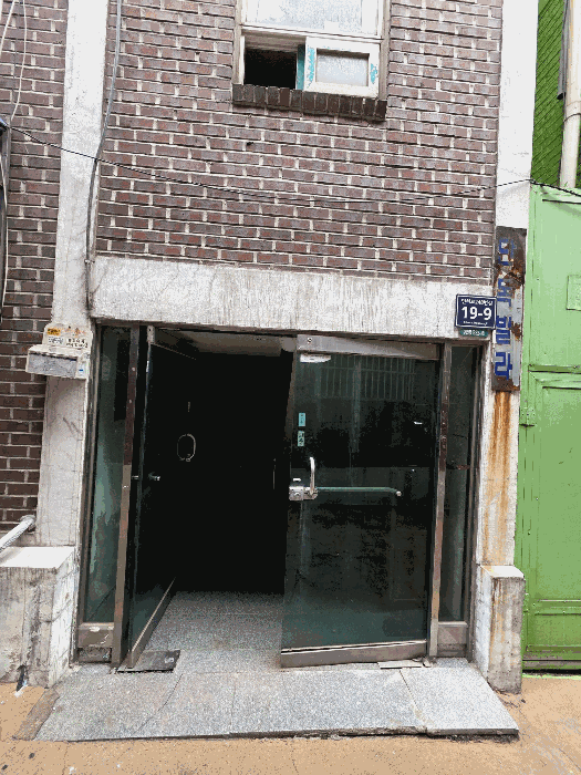 본건 출입구