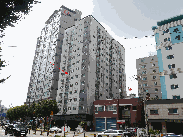 본건(이츠아파트 7층 705호) 전경(동측에서 촬영)
