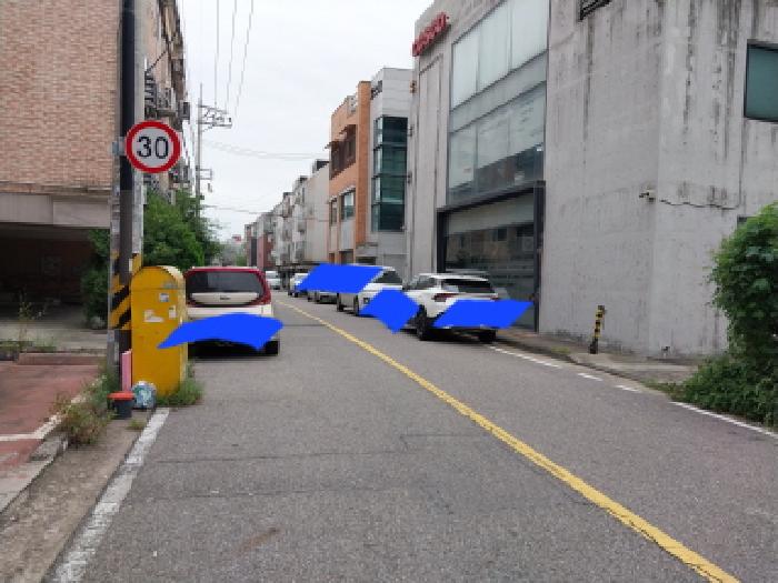 건물 앞 도로