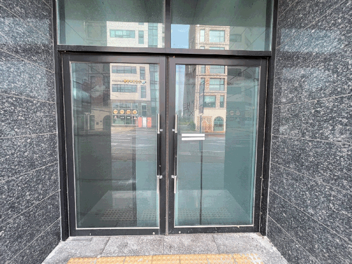 기호(2) 출입문 전경