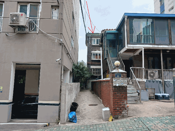 남측 진입로측에서 촬영한 본건 소재 건물
