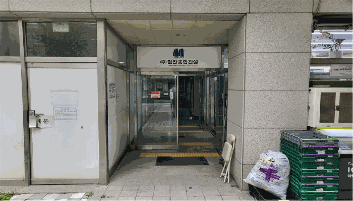 본 건 출 입 구(1층)