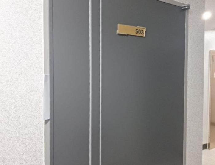 503호 현관문
