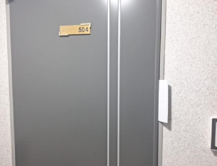 504호 현관문