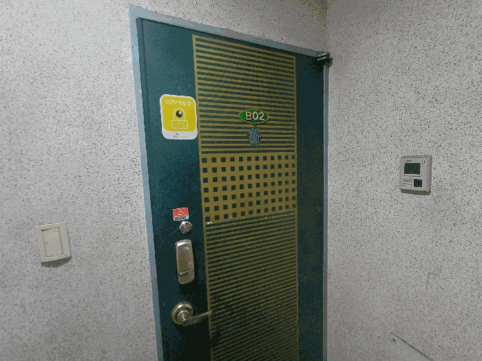 본건 출입구